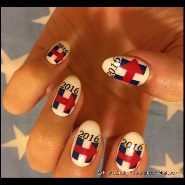 Katy Perry usou unhas temáticas em apoio à campanha eleitoral de Hilary Clinton